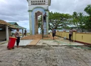 Kapolsek Leihitu Pimpin Langsung Pembersihan Masjid Raya Negeri Hitu