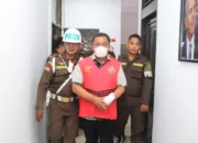 Diperiksa Sejak  Siang Hingga Malam, Jaksa Tahan Bekas  Bupati Kepulauan Tanimbar Petrus Fatlolon