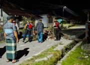 Personel Polda Maluku Buka Blokade Jalan Warga Liang