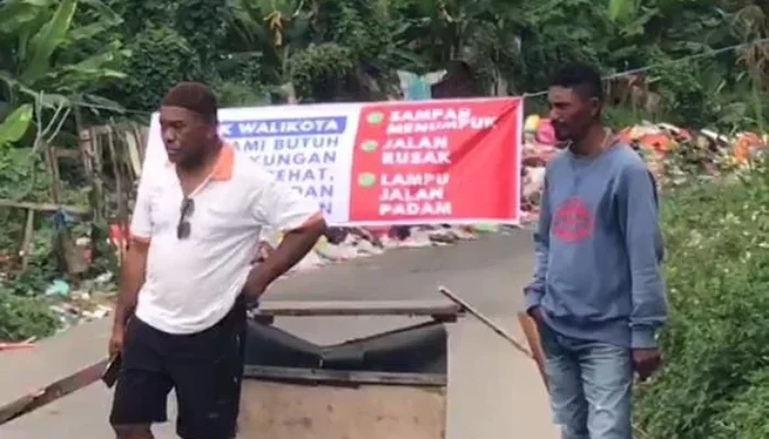 Tumpukan Sampah di Pinggir Jalan Bikin Resah, Warga Arbes Blokade Jalan