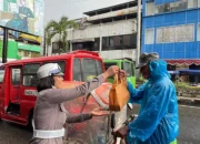 Hari Ketiga Ramadhan, Polantas Polda Maluku Tetap Berbagi Takjil Bagi  Pengendara