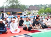 Diguyur Hujan, Wakapolda Maluku Salat Id Bersama Warga di Ambon