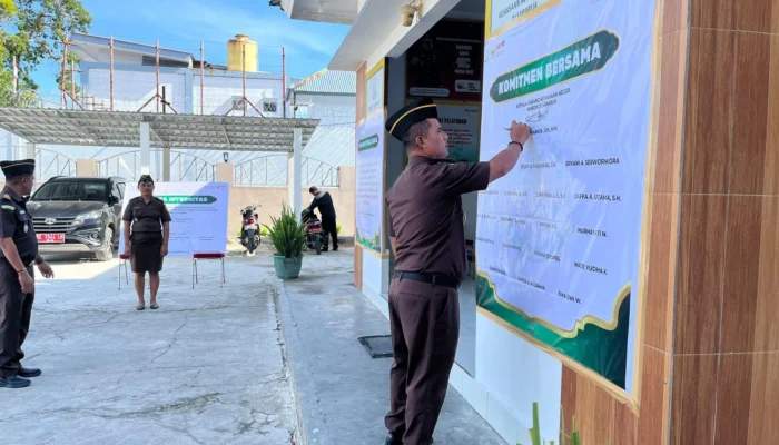 Kacabjari Ambon di Saparua Pimpin Langsung Apel Pencanangan Pembangunan ZI Tahun 2026