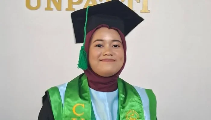 Wisuda Sarjana Unpatti, Dina Sembiring Anak Petani Asal Sumut Raih Predikat Terbaik