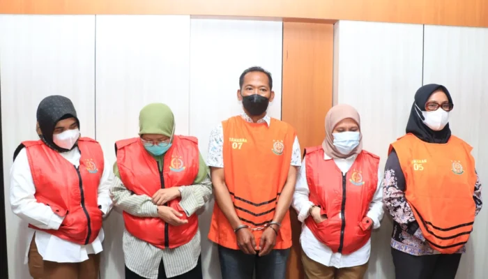 Korupsi Rp.3,8 Miliar Lebih,Kejati Maluku Tahan 5 Tersangka Korupsi Air Bersih Pulau Haruku