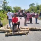 Warga Samasuru Turun Blokade Jalan, Buntut Pemerintah Daerah Tak Hormati Putusan MK Soal Tapal Batas