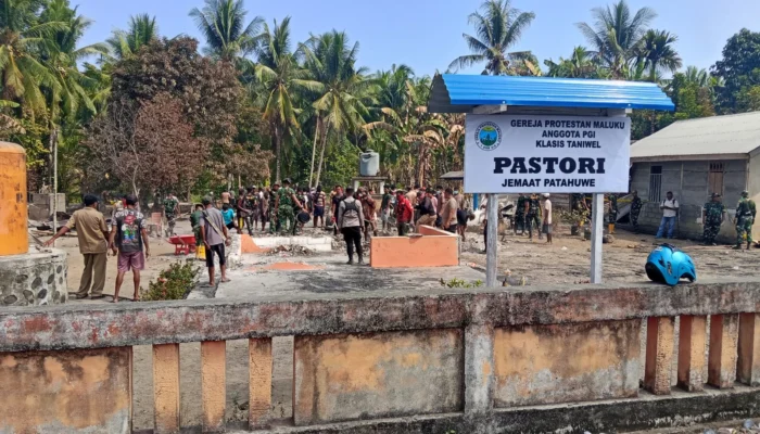TNI-Polri dan Warga Patahuwe Gotong Royong Bersihkan Lahan Pastori